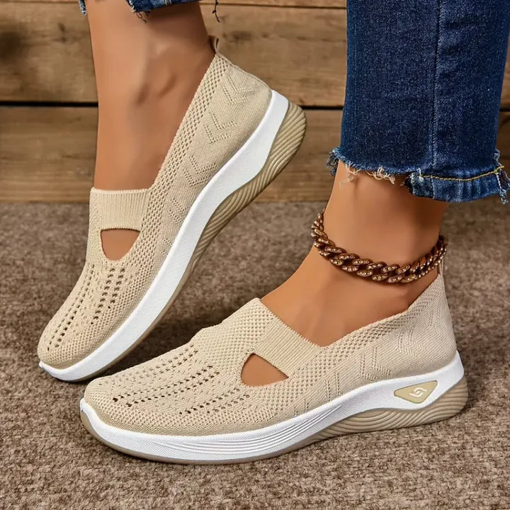 Scarpe slip-on sportive da donna, leggere e traspiranti, ideali per comfort quotidiano e attività casual.