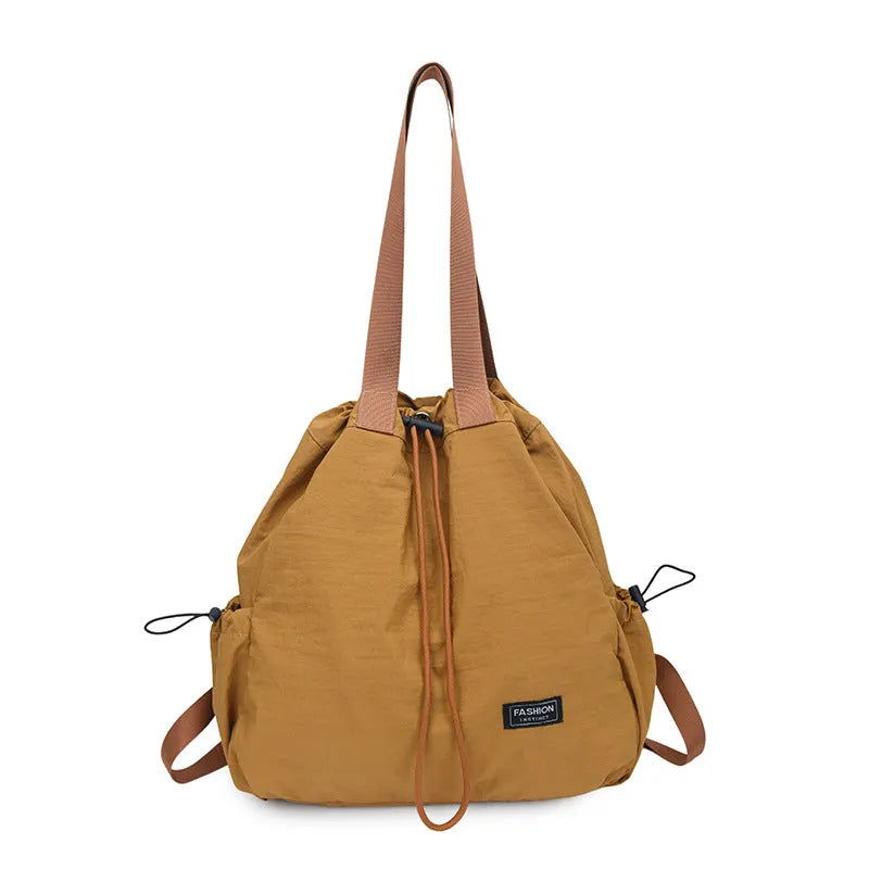 Versatile zaino donna in nylon, leggero e convertibile in borsa a spalla. Design pratico per ogni esigenza.