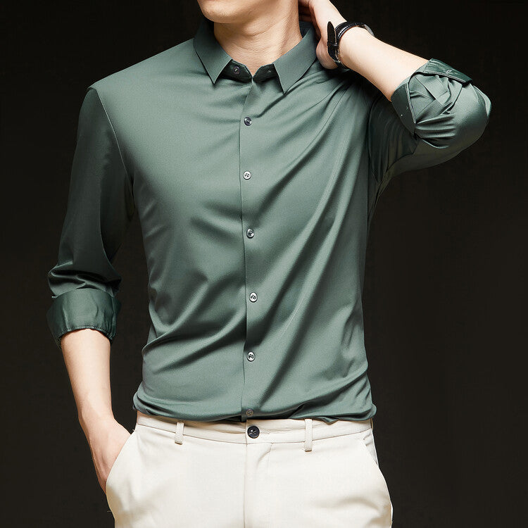 Camicia maschile slim fit a maniche lunghe, perfetta per un look smart casual autunnale.