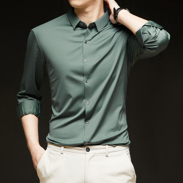 Camicia maschile slim fit a maniche lunghe, perfetta per un look smart casual autunnale.