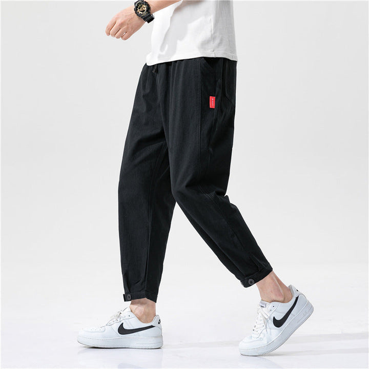 Pantaloni uomo neri comodi, vita elasticizzata con coulisse e gamba affusolata. Perfetti per abbigliamento maschile casual.