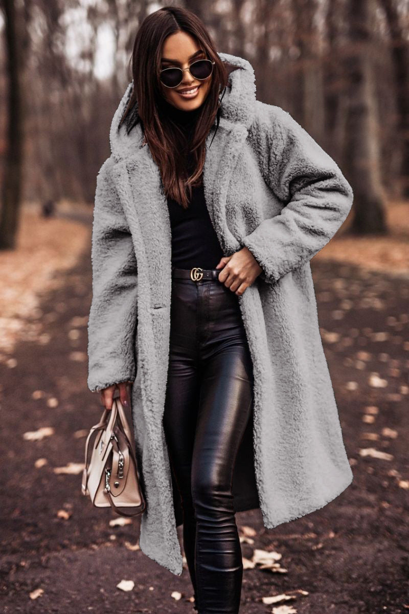 Cappotto lungo da donna con cappuccio per l'inverno, stile casual chic, morbido e confortevole in tessuto teddy.