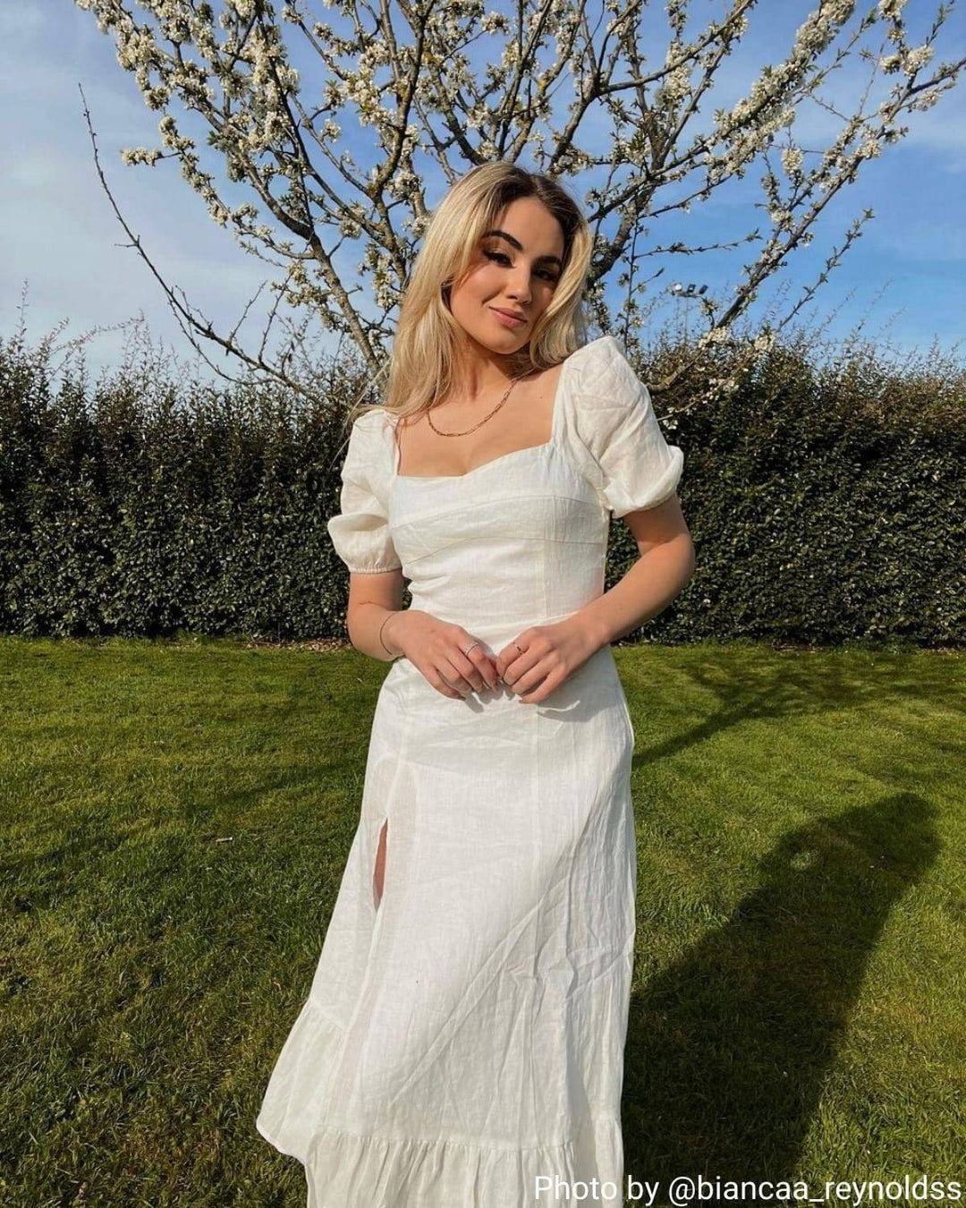 Moda donna: abito midi femminile con scollo quadrato, maniche sbuffo, un look versatile per vacanze e tempo libero.