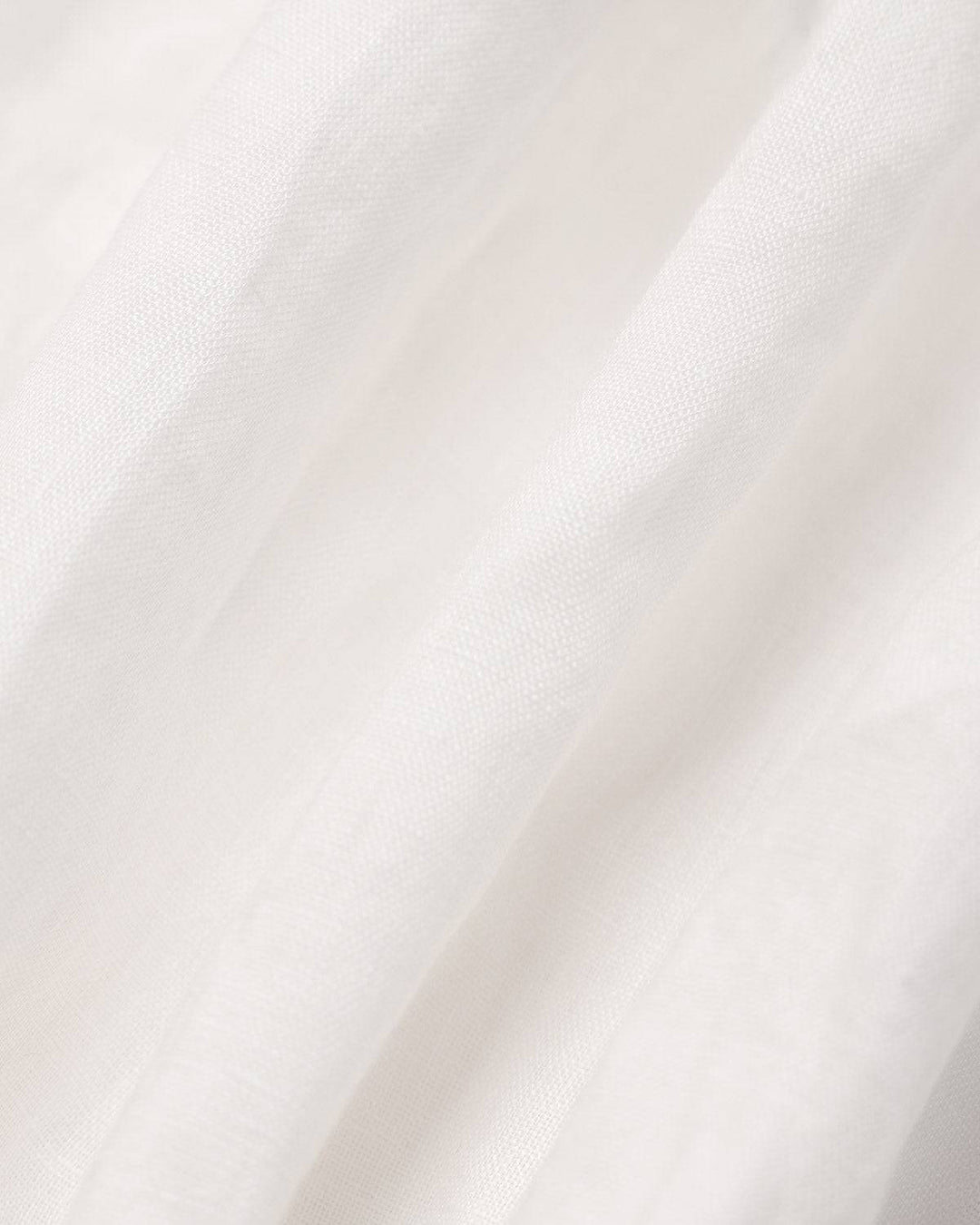 Donna in abito midi estivo con scollo quadrato e maniche a sbuffo, stile contemporaneo e femminile per ogni occasione.