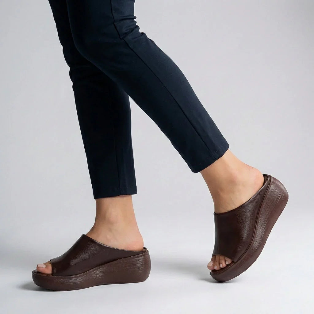 Moda donna: ciabatte con zeppa alta e plateau per un comfort casual. Ideali come scarpe estive slip-on.