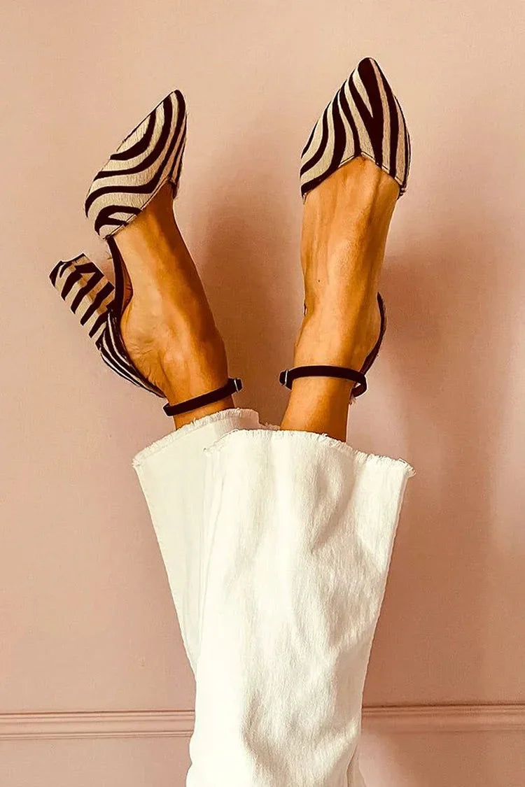 Décolleté donna zebrate con tacco a spillo e cinturino alla caviglia. Scarpe eleganti e alla moda per stile audace.