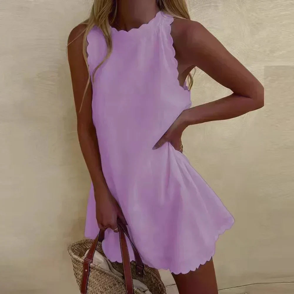 Elegante mini abito donna svasato con design senza maniche e bordi distintivi a conchiglia.