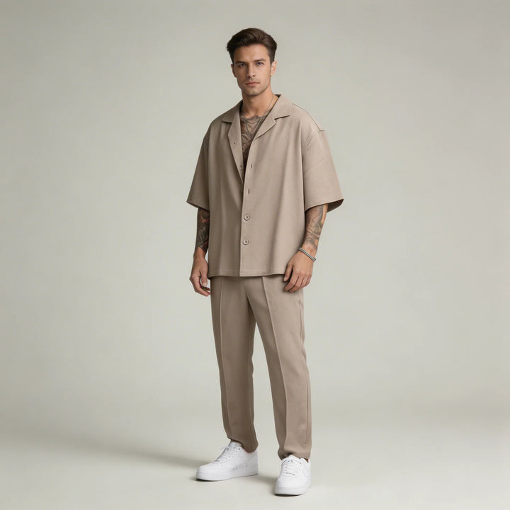 Completo oversize da uomo casual elegante, camicia e pantaloni neri, due pezzi moderno.
