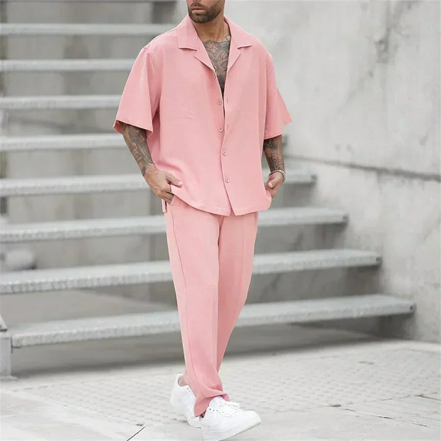 Completo due pezzi uomo oversize, camicia elegante e pantaloni versatili, per un outfit da giorno o sera.