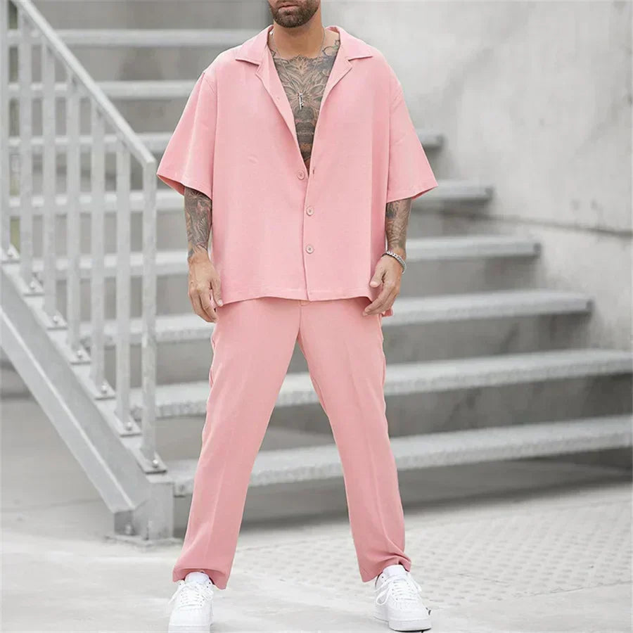 Set completo oversize da uomo versatile, camicia e pantaloni confortevoli, look casual o chic.