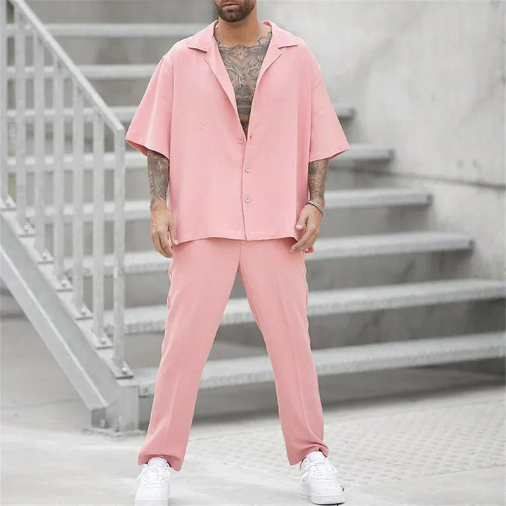 Set completo oversize da uomo versatile, camicia e pantaloni confortevoli, look casual o chic.