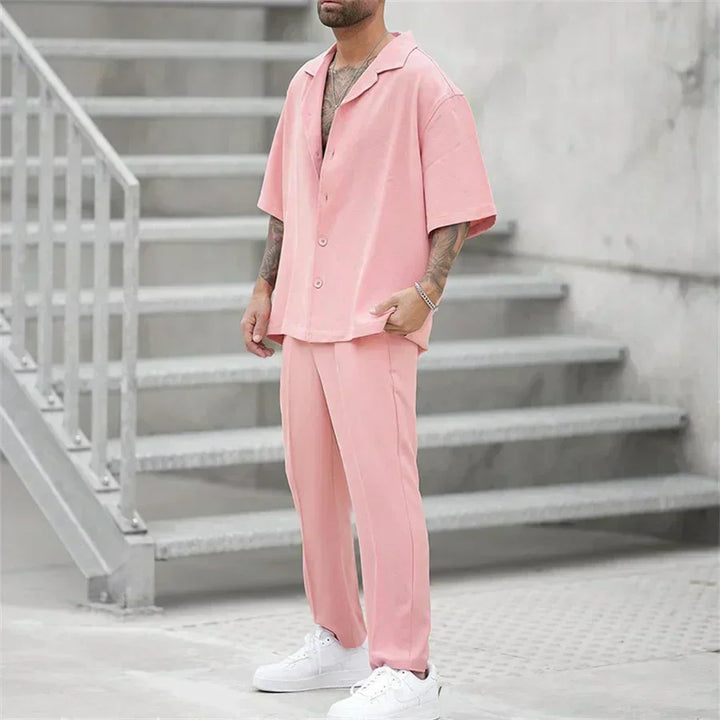 Abbigliamento uomo oversize casual chic, completo due pezzi nero con camicia e pantaloni fluidi.