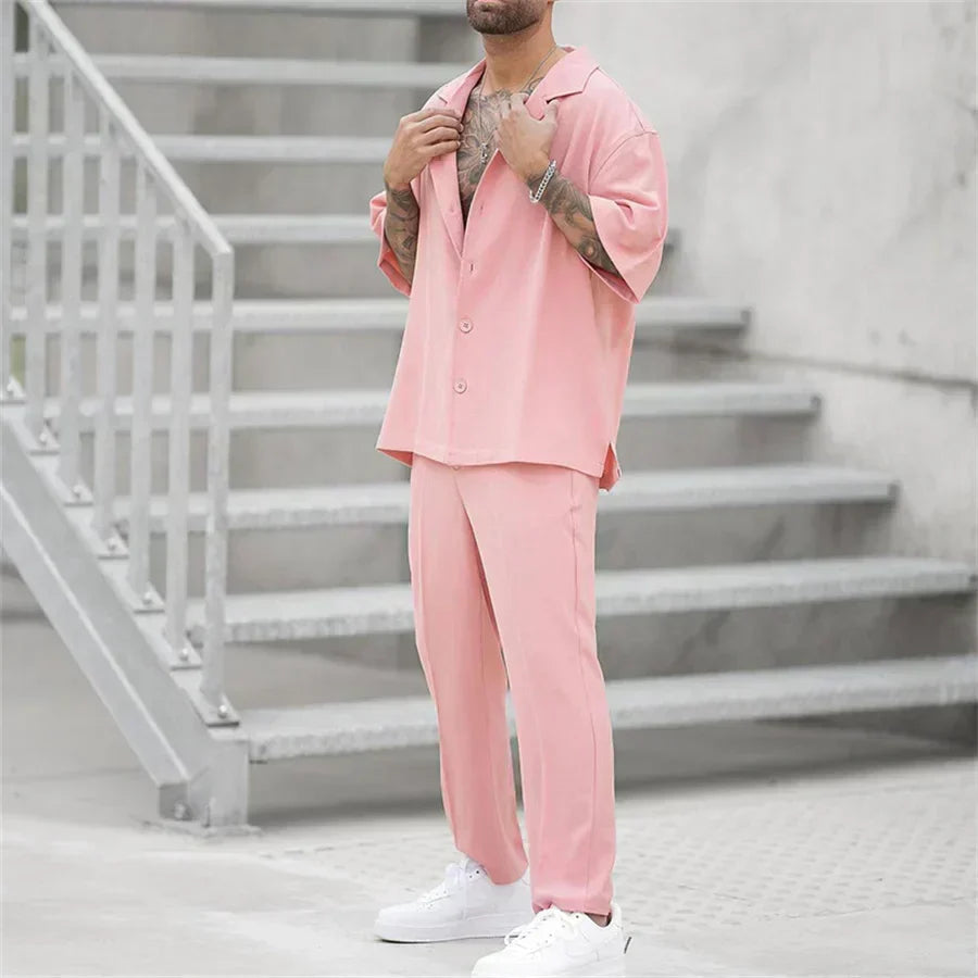 Set completo oversize da uomo in tessuto leggero, camicia e pantaloni grigi, ideale per ogni stagione.