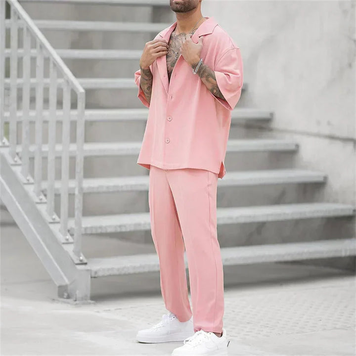 Set completo oversize da uomo in tessuto leggero, camicia e pantaloni grigi, ideale per ogni stagione.