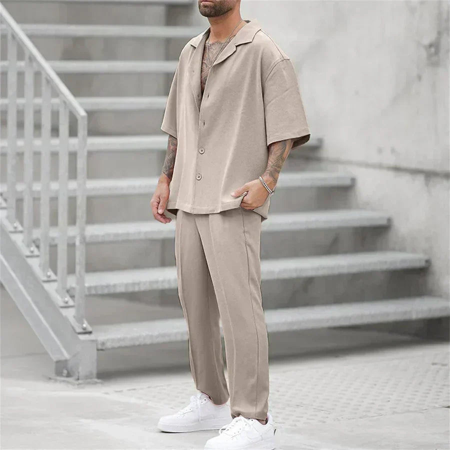 Set completo oversize da uomo, camicia ampia e pantaloni comodi, espressione di moda e comfort moderno.
