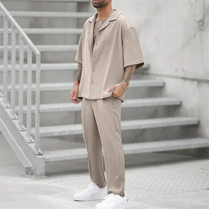 Set completo oversize da uomo, camicia ampia e pantaloni comodi, espressione di moda e comfort moderno.