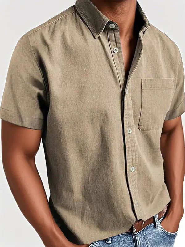 Dettaglio taschino su camicia polo uomo a maniche corte, un tocco funzionale per un outfit casual.