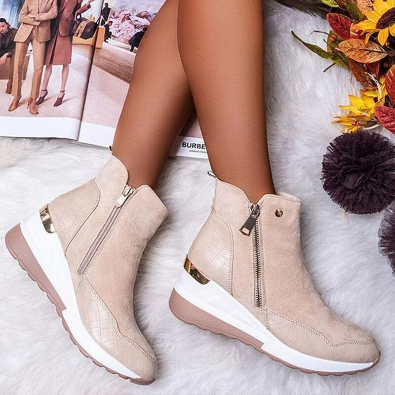 Donna indossa stivaletti caldi con doppia cerniera, ideali per l'autunno. Stivali fashion che offrono massimo comfort.