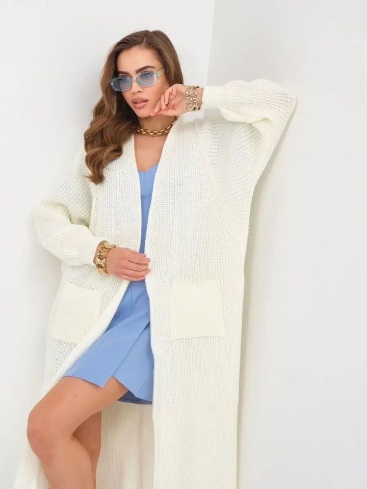 Cardigan donna lungo invernale, comodo e alla moda, con tasche per un tocco pratico.