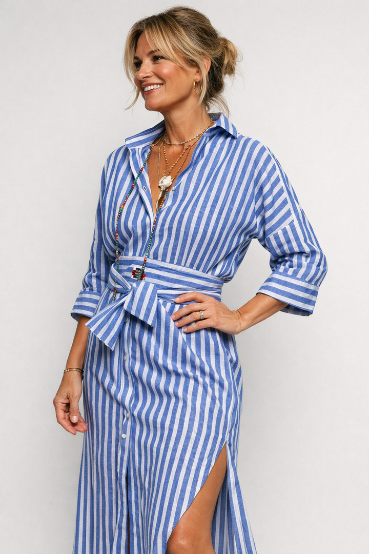Abito a righe da donna chic e casual con cintura da annodare, perfetto per un outfit estivo quotidiano.