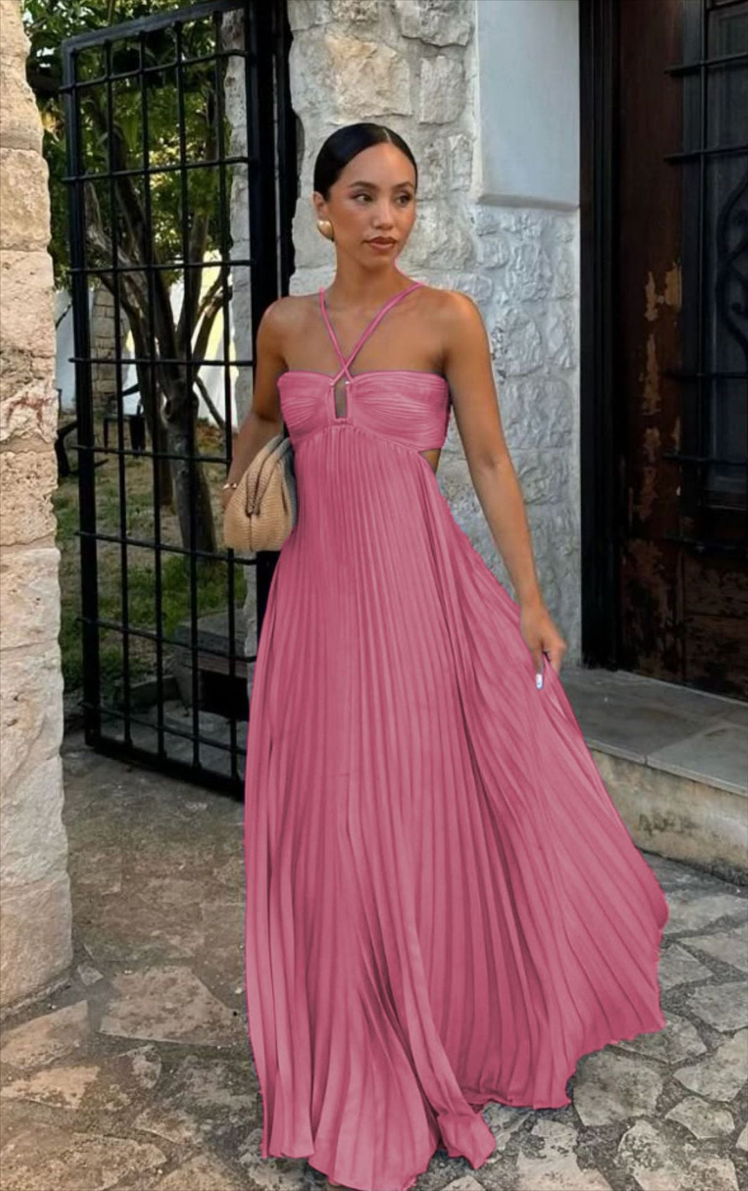 Dettaglio: collo halter di abito plissettato donna elegante, per un tocco di classe.