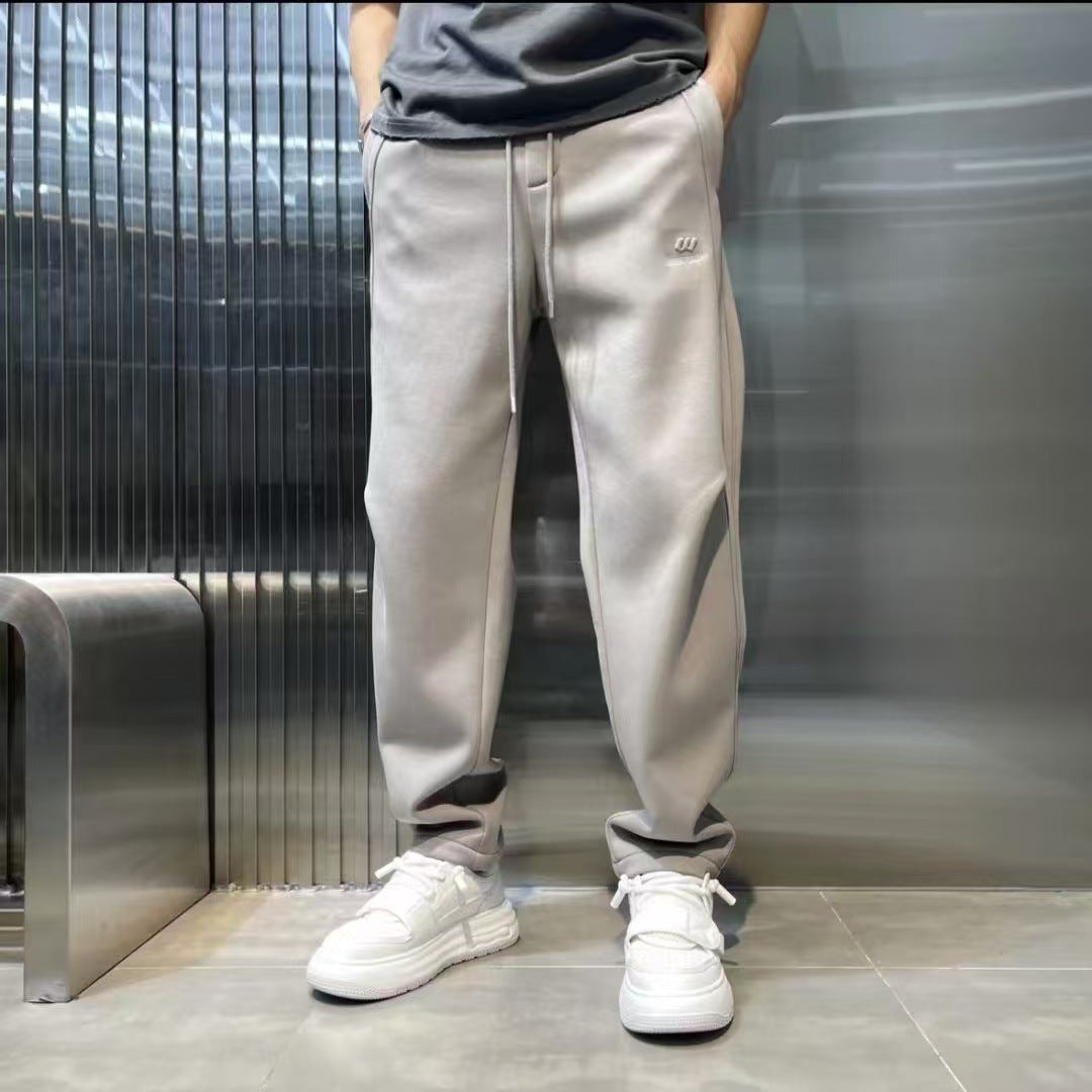 Pantaloni jogging uomo a vita alta, vestibilità comoda e gamba affusolata, stile streetwear.