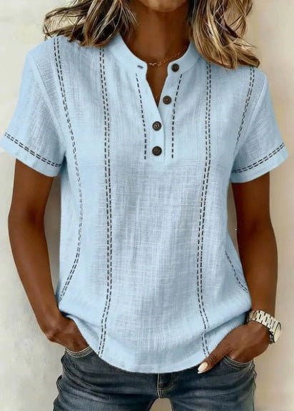 Blusa donna a maniche corte con colletto coreano, scollo a V e inserti patchwork a righe. Look raffinato.