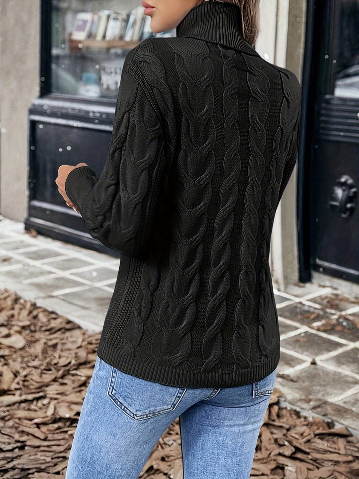 Maglione donna alla moda, lavorazione a trecce, collo alto. Perfetto per un look casual chic.