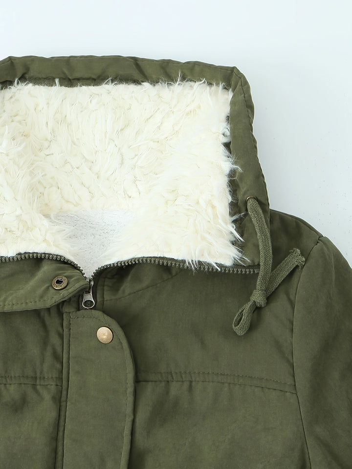 Parka lungo nero da donna con collo borg e vita regolabile. Cappotto invernale elegante per lei.