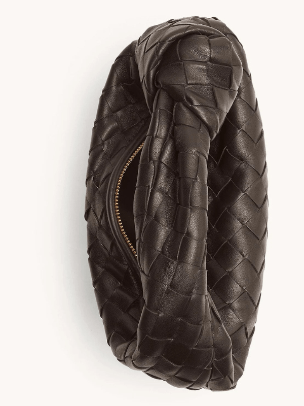 Borsetta intrecciata elegante da donna, accessorio moda indispensabile e comodo.