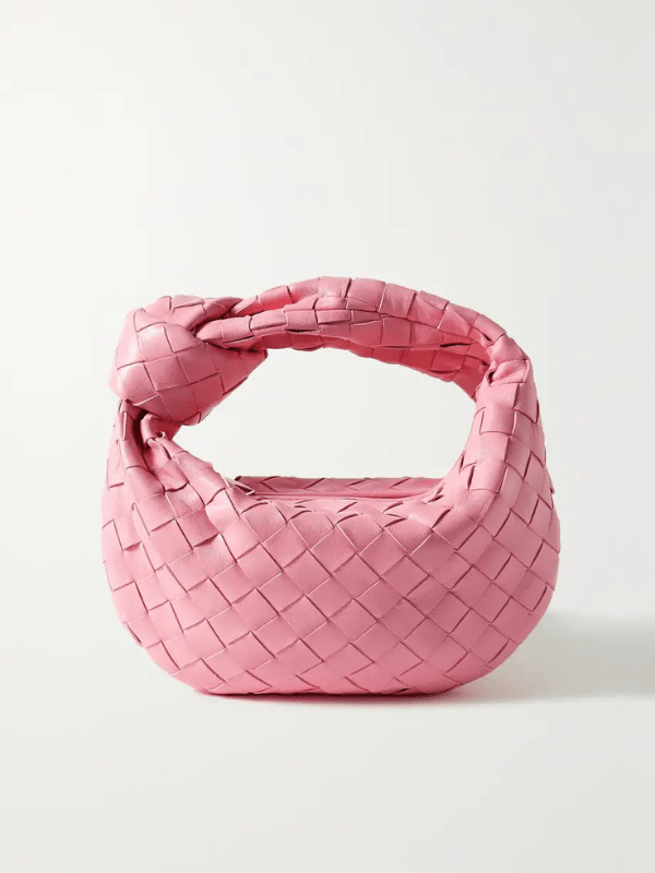 Moderna borsa donna intrecciata in tessuto, un accessorio elegante e pratico.