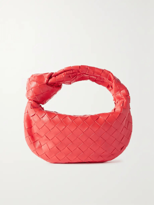 Borsa donna in tessuto intrecciato, accessorio moda che unisce praticità ed eleganza.