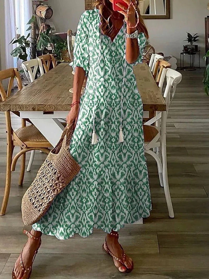 Abito estivo maxi da donna in tessuto fluido, stile bohémien, ideale per spiaggia e outfit casual.
