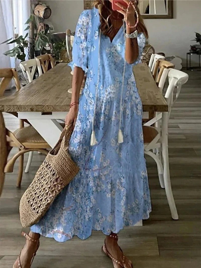 Donna in abito maxi bohémien fluido, ideale per vacanze estive, spiaggia e look casual-elegante.