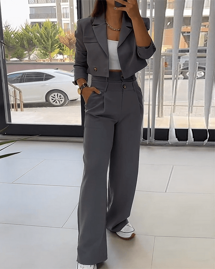 Tailleur donna elegante grigio slim fit con blazer e pantaloni, perfetto per l'ufficio e occasioni formali.