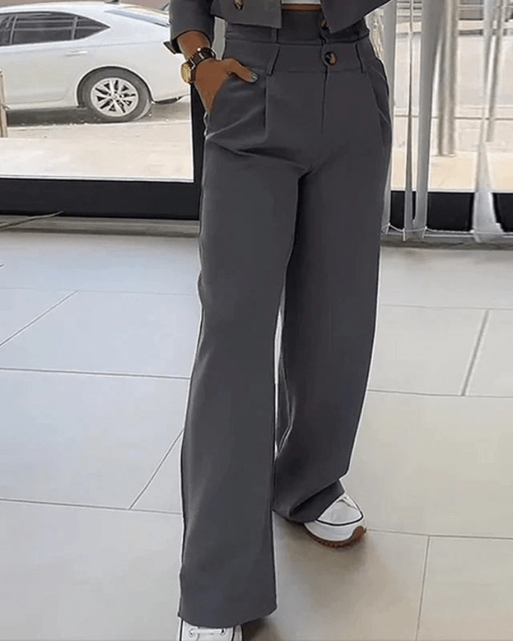 Blazer e pantaloni da donna grigi slim fit, tailleur elegante versatile per riunioni di lavoro e serate speciali.