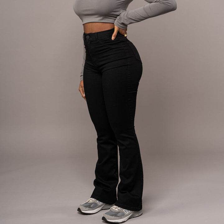 Pantaloni jeans a zampa neri da donna con vita alta per comfort e stile. Perfetti per outfit alla moda.