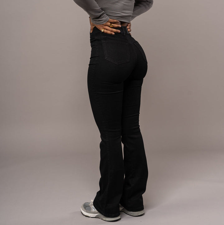 Jeans a zampa di tendenza per donna, vita alta e tessuto elasticizzato. Il capo casual versatile che cerchi.