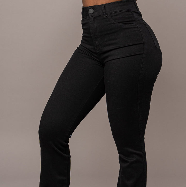 Pantaloni jeans a zampa da donna, vita alta per una silhouette allungata. Disponibili in grigio scuro o nero.