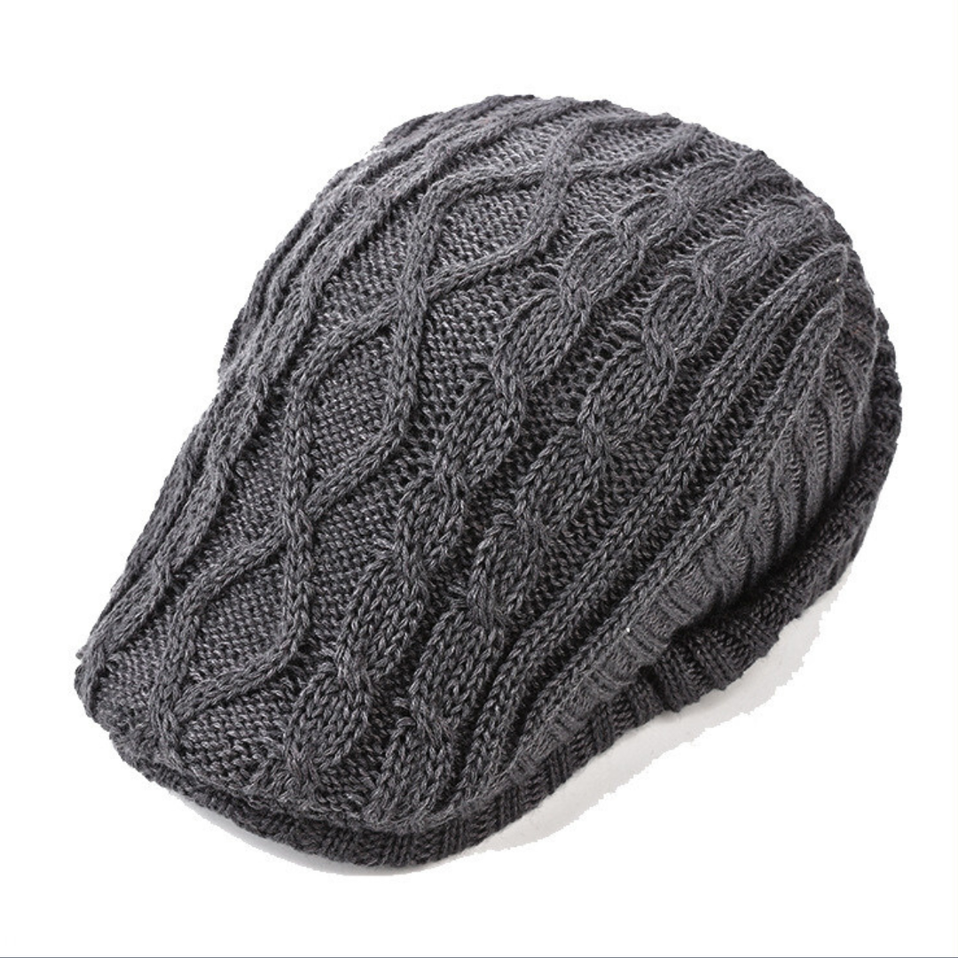 Dettaglio berretto piatto da uomo classico, tessuto caldo e morbido. Perfetto accessorio moda per l'inverno.