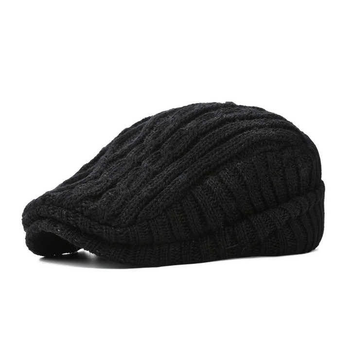 Berretto piatto da uomo con visiera, caldo e confortevole. Un accessorio moda classico per un look invernale.