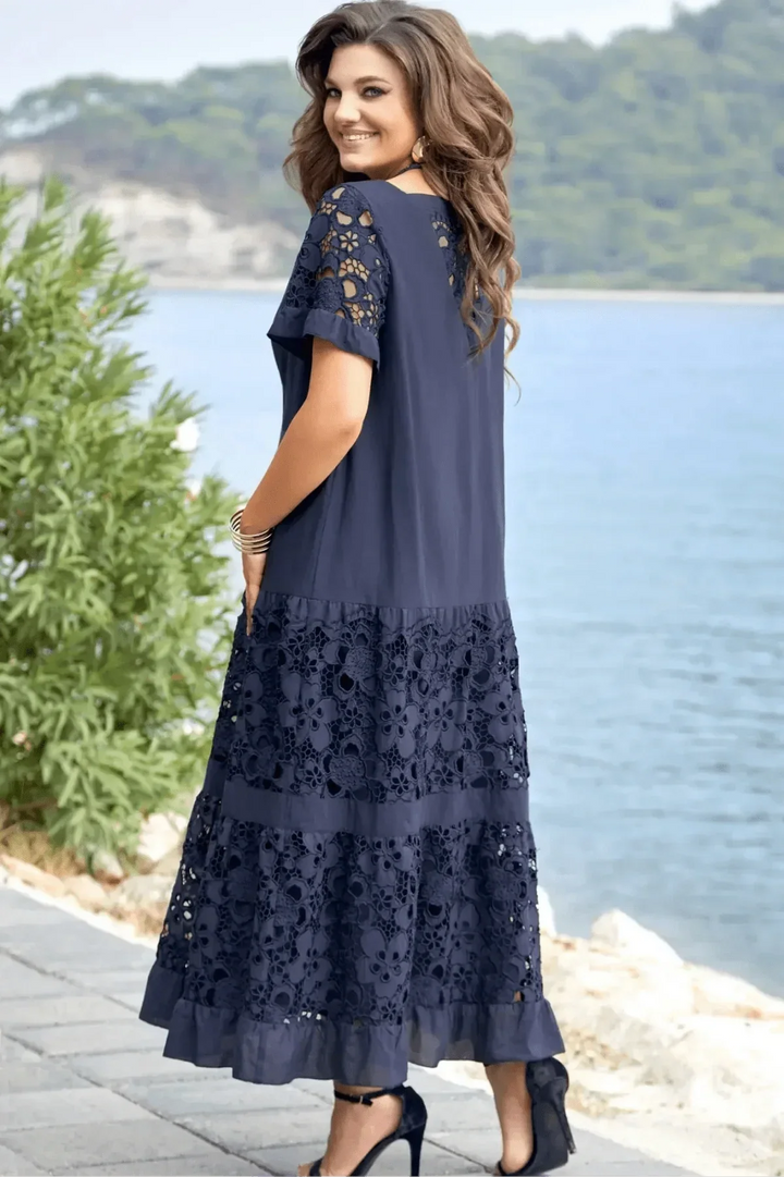 Abito plissettato elegante da donna blu, stile fluido, perfetto per cerimonie e occasioni speciali.