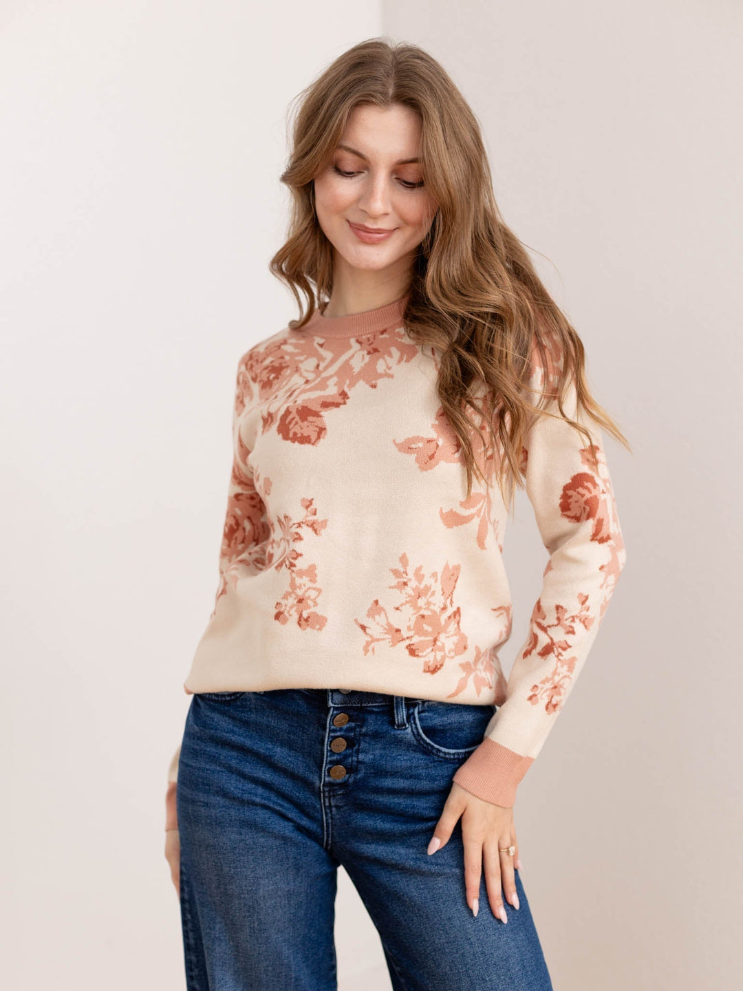Comodo maglione donna girocollo boxy in jacquard floreale beige, ideale per abbigliamento quotidiano.