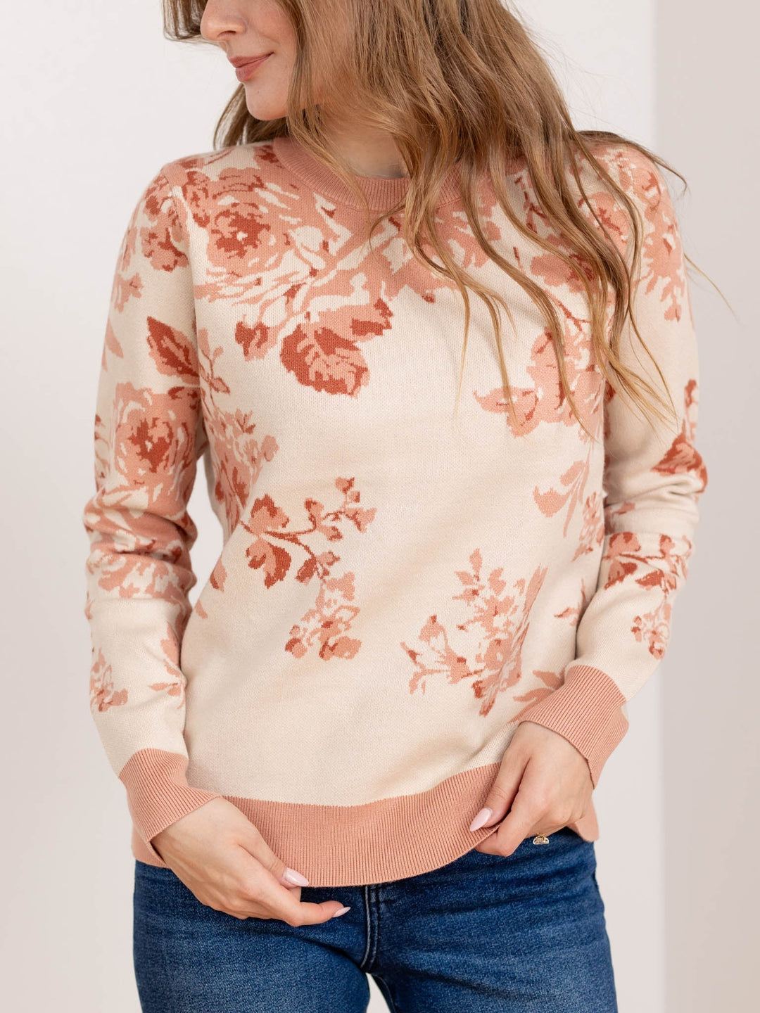 Maglione donna beige con raffinata stampa floreale jacquard, vestibilità boxy per un look trendy.