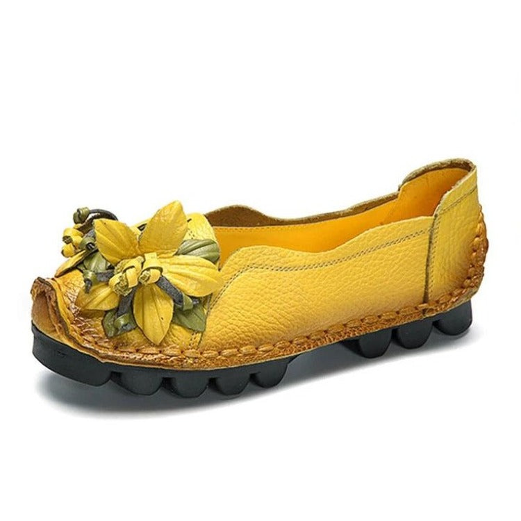 Calzature comode da donna con motivo floreale, in pelle, perfette per look casual ed eleganti.