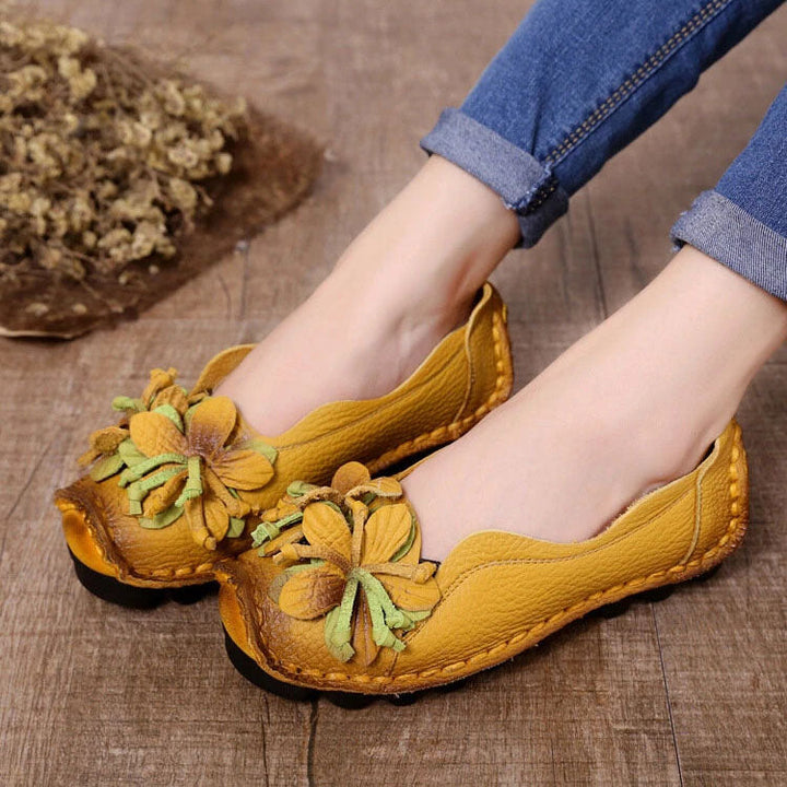 Scarpe casual donna in pelle con design floreale elegante, ideali per comfort quotidiano e moda femminile.