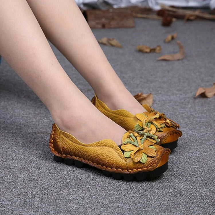 Scarpe donna slip-on in pelle, comode per passeggio, fantasia floreale, offrono comfort tutto il giorno.