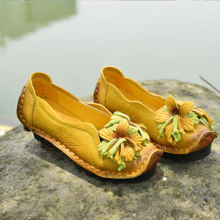 Scarpe eleganti e comode per donna, design floreale raffinato in pelle, ideali per la moda quotidiana.