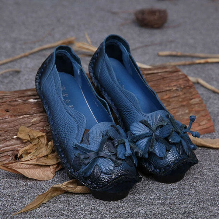 Scarpe casual da donna con intricato motivo floreale in pelle, look chic e comodo per ogni occasione.