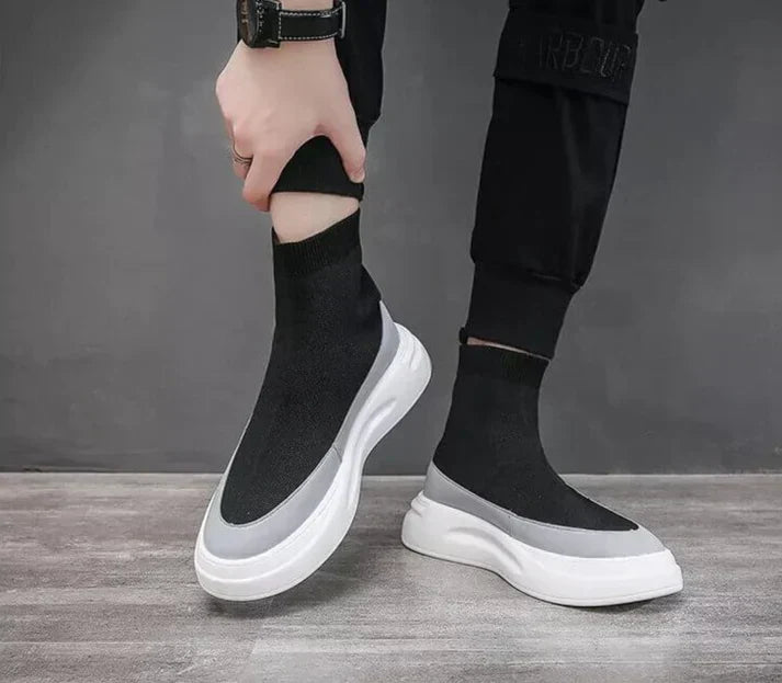 Scarpe sportive dinamiche unisex con suola morbida e flessibile; perfette per attività leggere e comfort quotidiano.